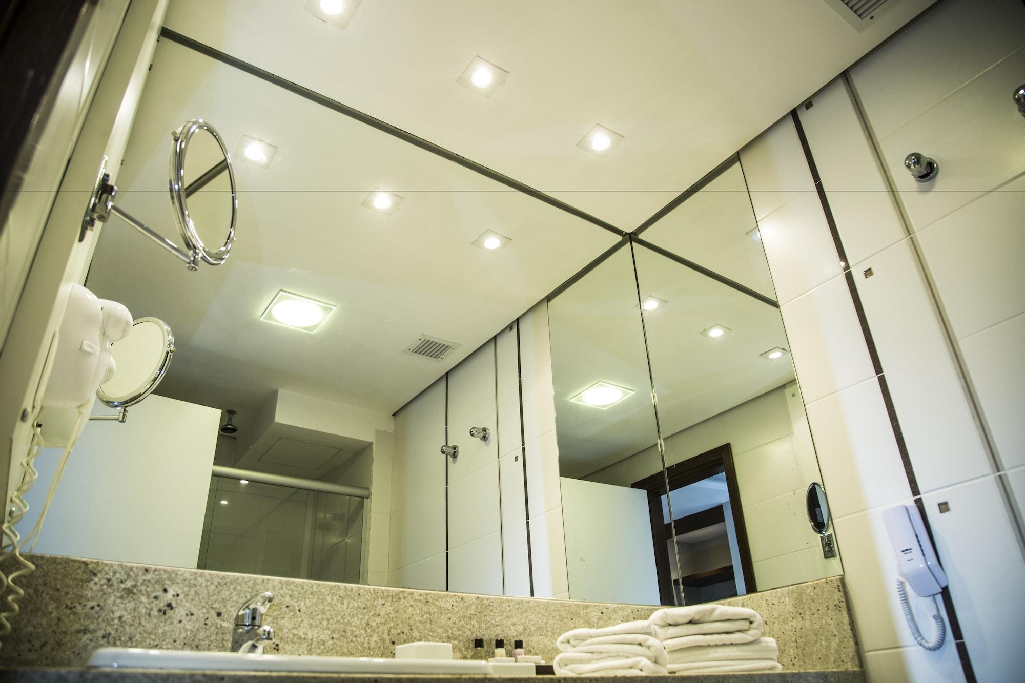 Parque Balneario Hotel Santos By Castelo Itaipava Bagian luar foto Bathroom mirrors