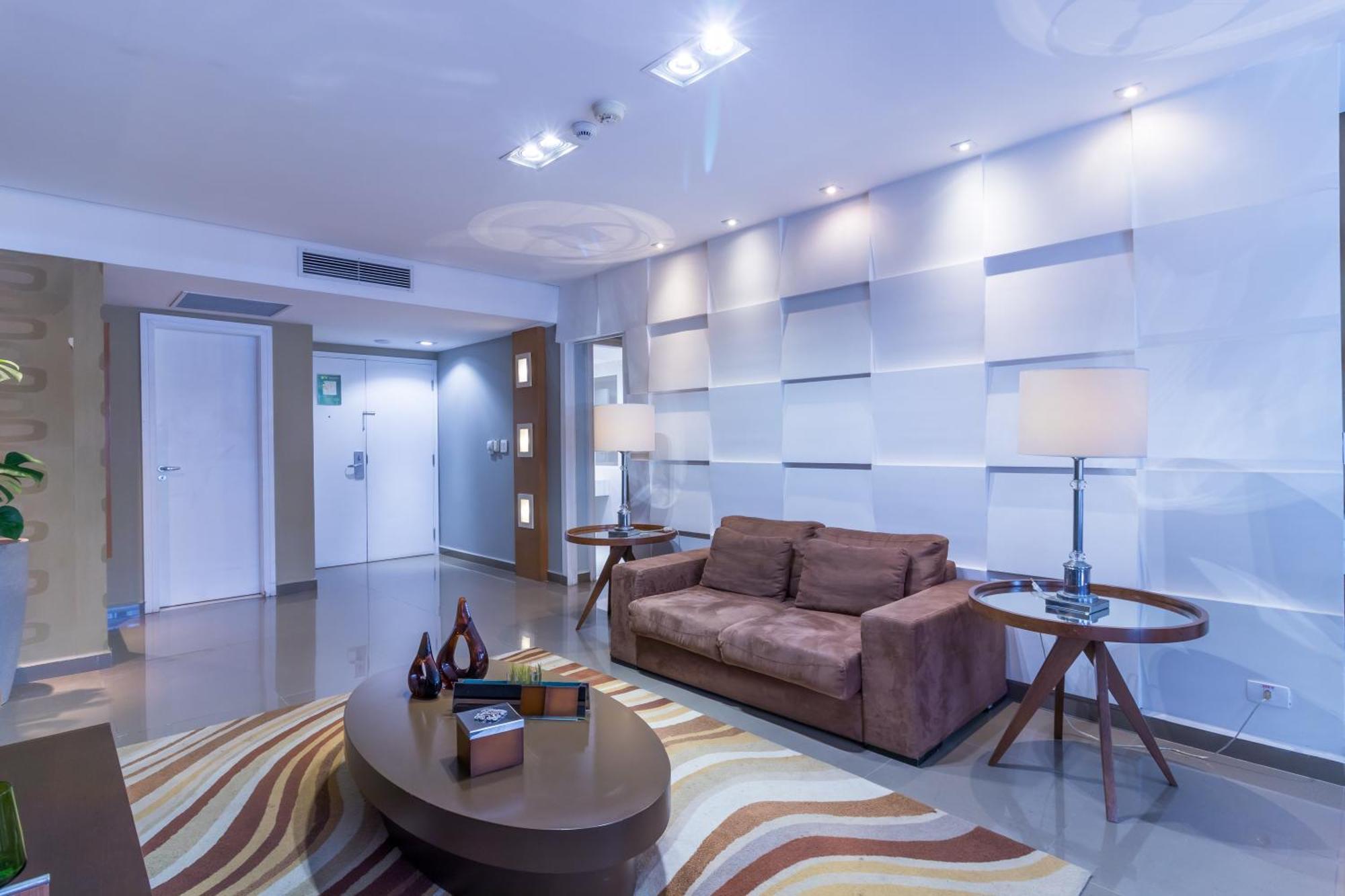 Parque Balneario Hotel Santos By Castelo Itaipava Bagian luar foto A living room with indirect lighting