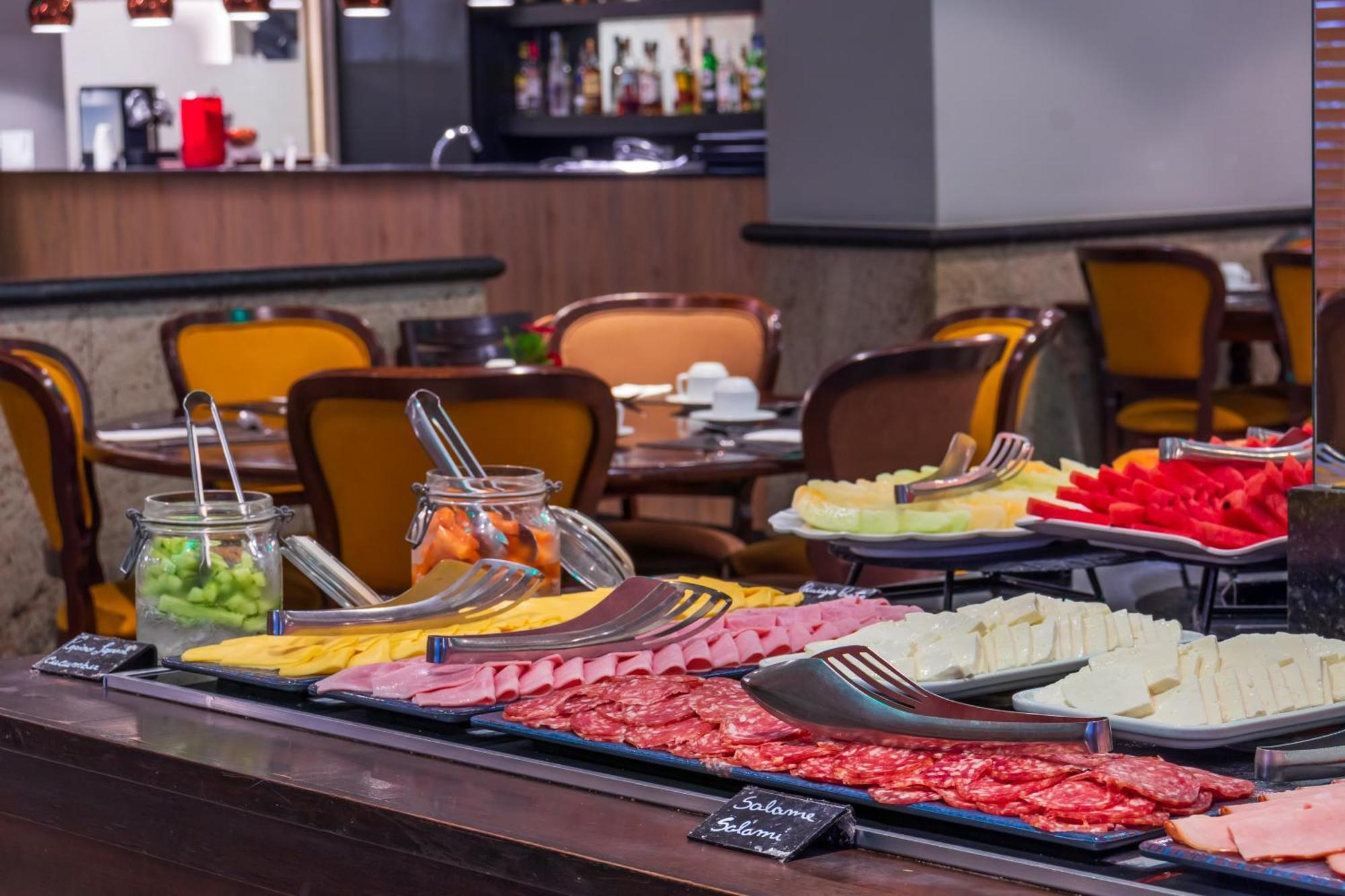 Parque Balneario Hotel Santos By Castelo Itaipava Bagian luar foto A buffet at a hotel