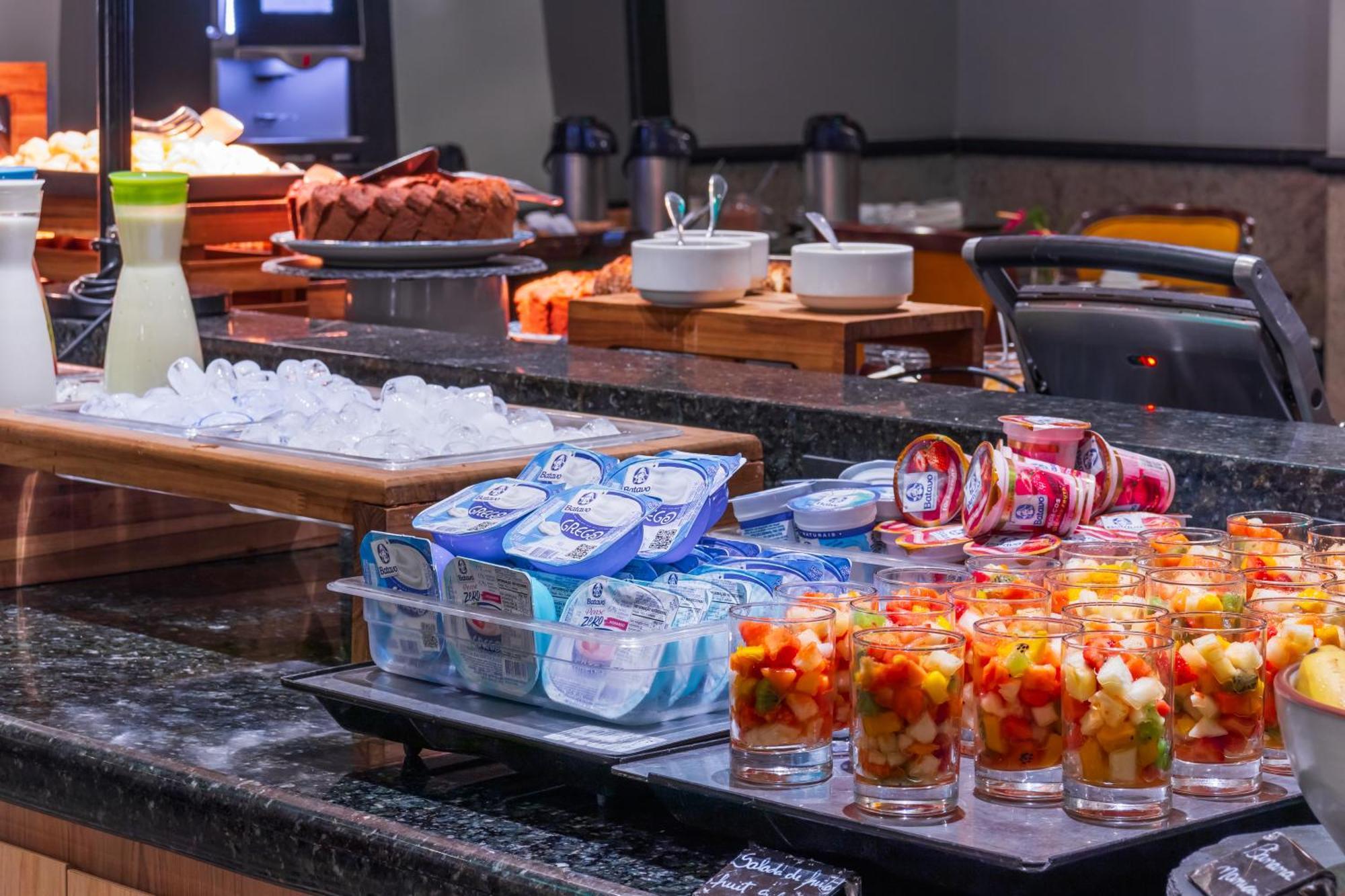 Parque Balneario Hotel Santos By Castelo Itaipava Bagian luar foto A buffet at a hotel